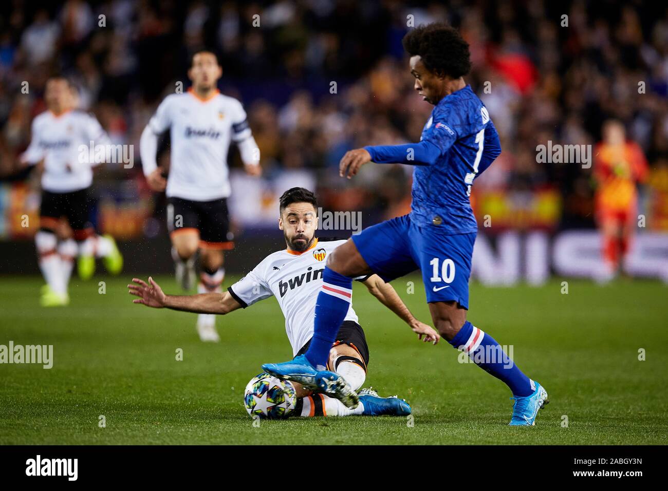 Mestalla, Valencia, Spanien. 27 Nov, 2019. UEFA Champions League Fußball -, Valencia gegen Chelsea; J Costa Valencia CF-Folie packt William von Chelsea - Redaktionelle Verwendung Credit: Aktion plus Sport/Alamy leben Nachrichten Stockfoto