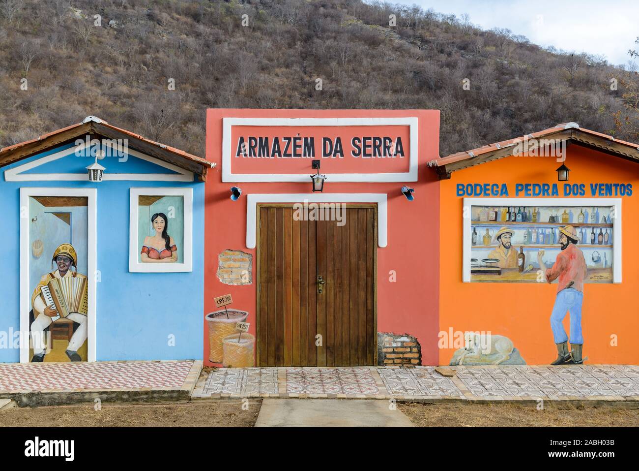 Bunte Bilder an den Wänden im Hotel Pedra Dos Ventos Resort. Quixada, Ceara, Brasilien, Südamerika. Stockfoto