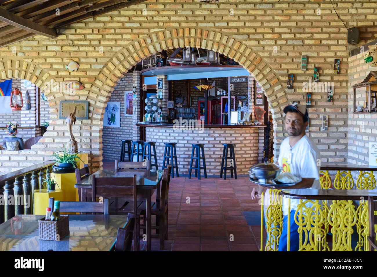 Kellner serviert frisch zubereitete Essen im Oh! Linda Pousada. Ceara, Brasilien, Südamerika. Stockfoto