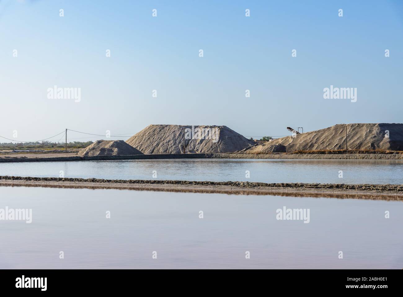 Salz Verdunstung Teich an der Küste von Ceara, NE Brasilien, Südamerika. Stockfoto