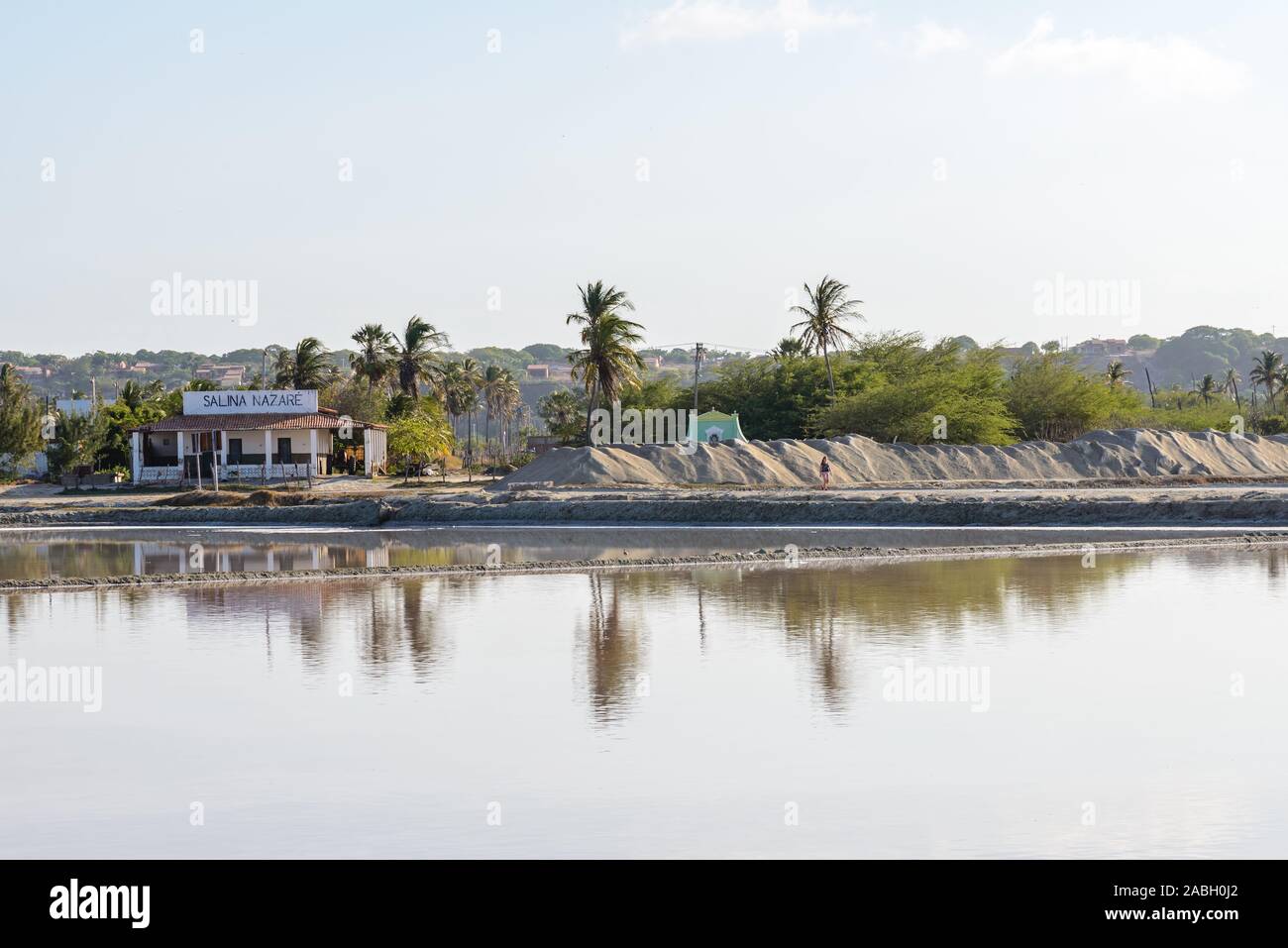 Salz Verdunstung Teich an der Küste von Ceara, NE Brasilien, Südamerika. Stockfoto