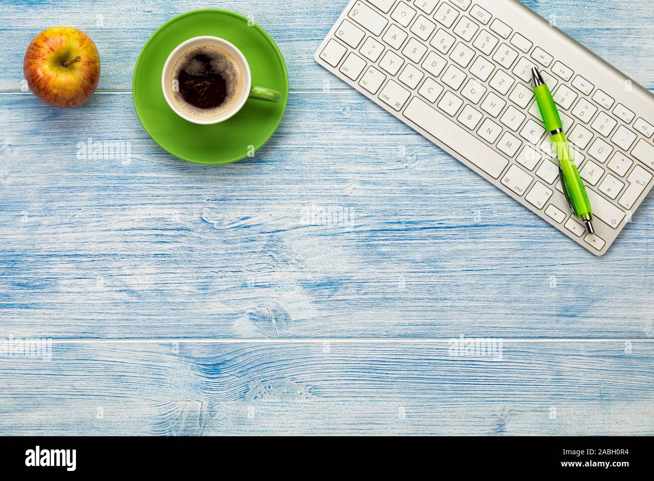 Desktop mit Kaffeetasse, computer Keyboard, Apple und Kugelschreiber flach Hintergrund mit Kopie Raum Stockfoto