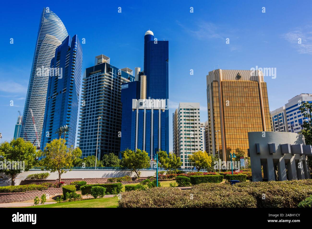 ABU DHABI, VEREINIGTE ARABISCHE EMIRATE - Feb 10, 2019: Moderne Architektur der Innenstadt von Abu Dhabi, Vereinigte Arabische Emirate Stockfoto
