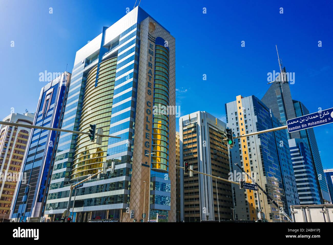 ABU DHABI, VEREINIGTE ARABISCHE EMIRATE - Feb 10, 2019: Moderne Architektur der Innenstadt von Abu Dhabi, Vereinigte Arabische Emirate Stockfoto