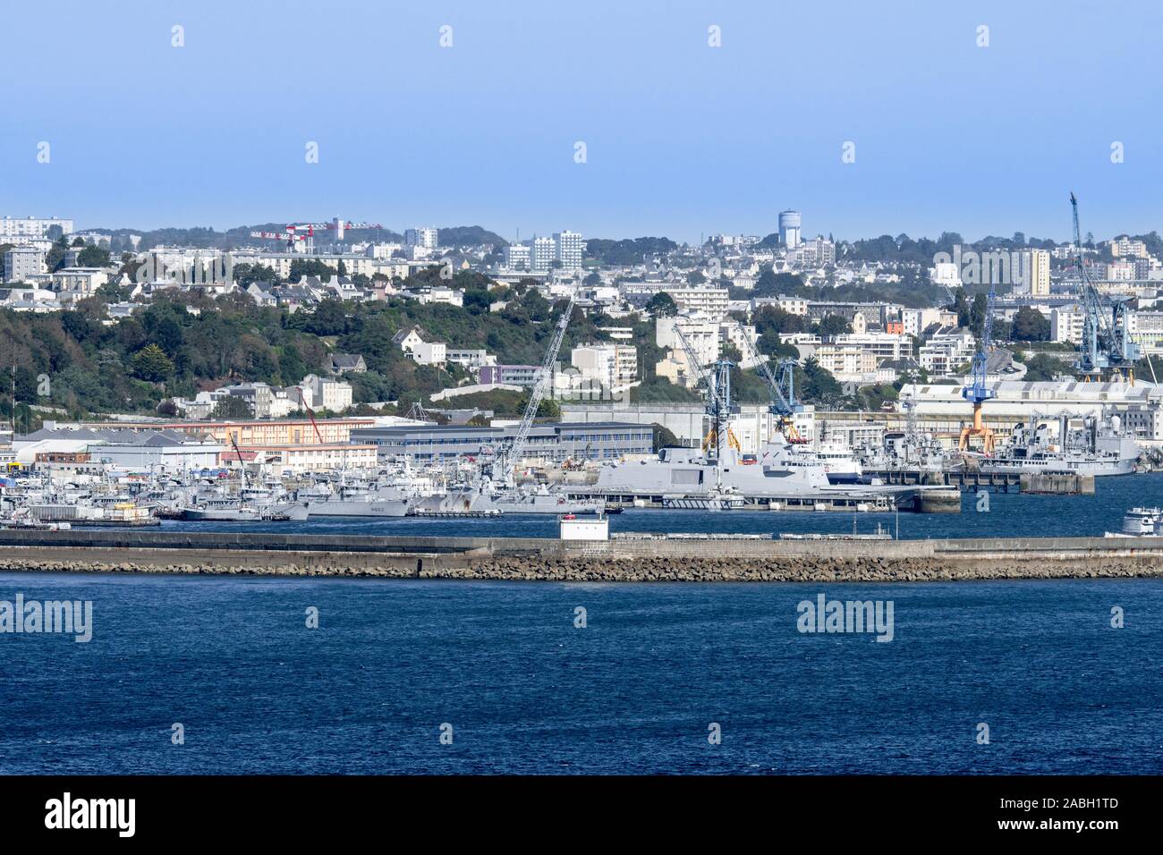 Schiffe der französischen Marine angedockt im militärischen Hafen / Hafen der Stadt Brest aus der Pointe des Espagnols, Finistère, Bretagne, Frankreich Stockfoto