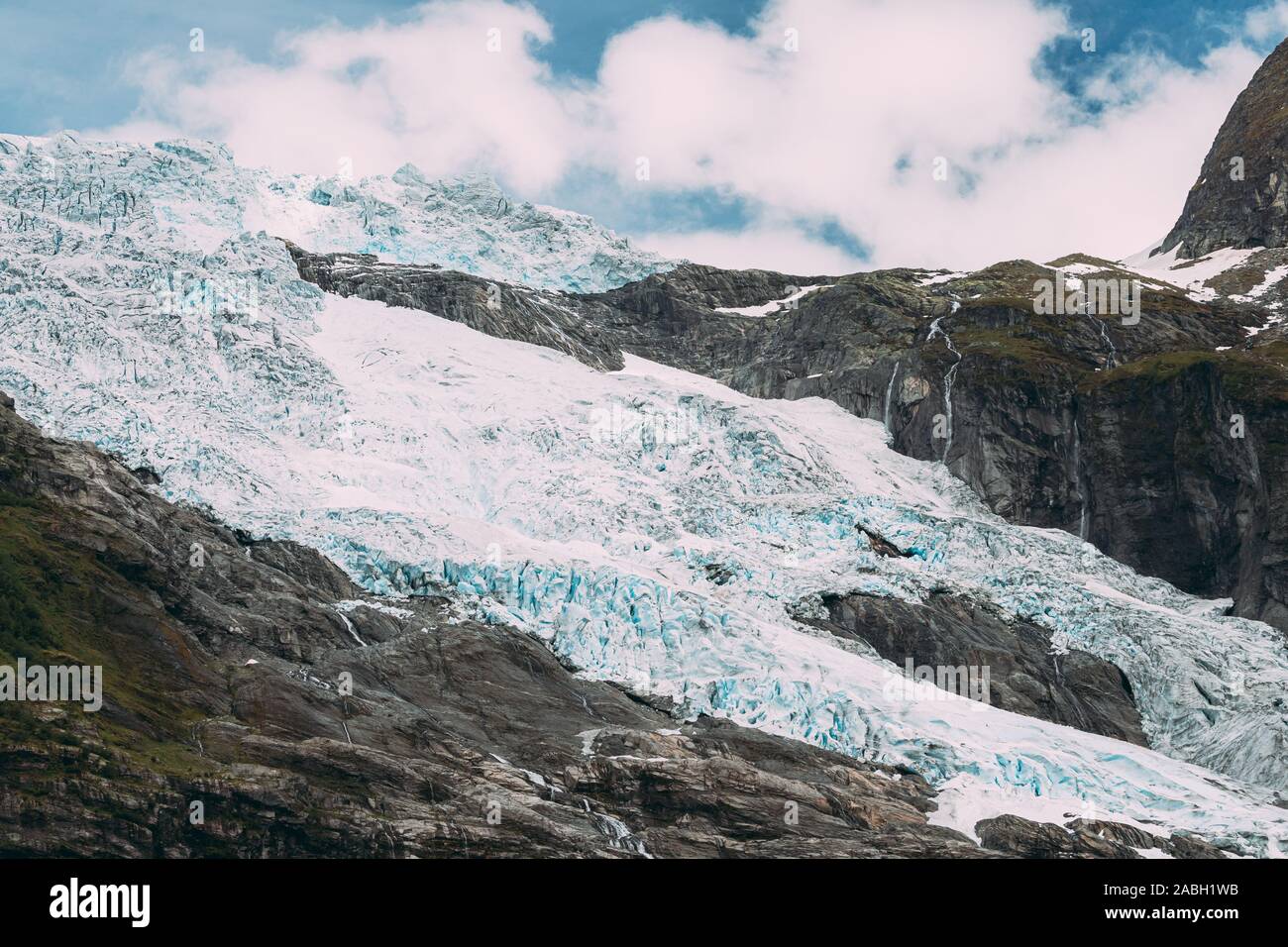 Jostedalsbreen Nationalpark, Norwegen. Nahaufnahme vom Schmelzen von Eis und Schnee, kleinen Wasserfällen auf Boyabreen Gletscher im Sommer sonnigen Tag. Berühmte Norwegi Stockfoto