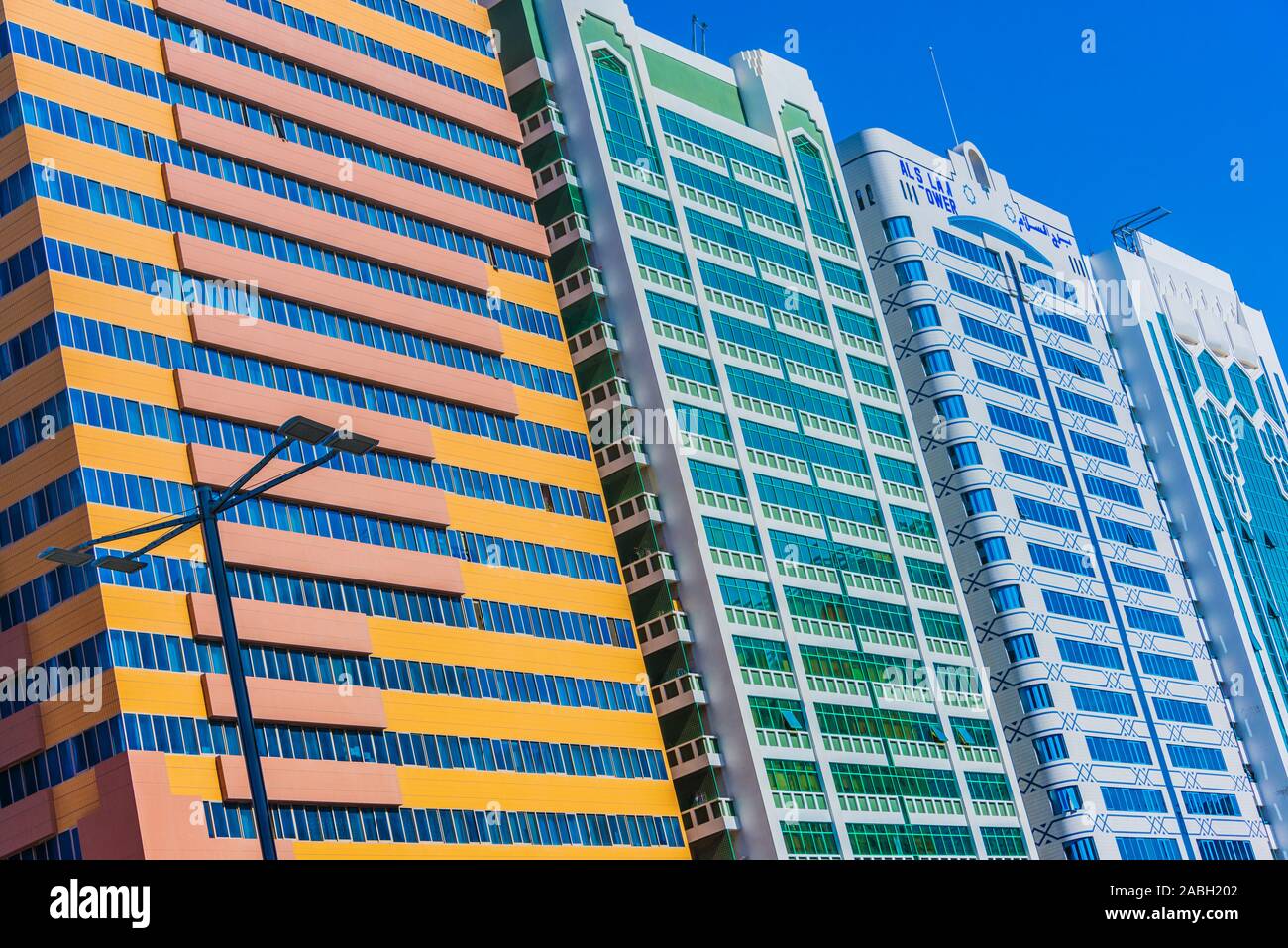 ABU DHABI, VEREINIGTE ARABISCHE EMIRATE - Feb 10, 2019: Moderne Architektur der Innenstadt von Abu Dhabi, Vereinigte Arabische Emirate Stockfoto