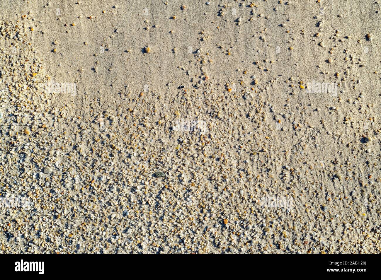 Übergang am Strand von fein bis grob Strand Meer Sand Sand Körner Stockfoto