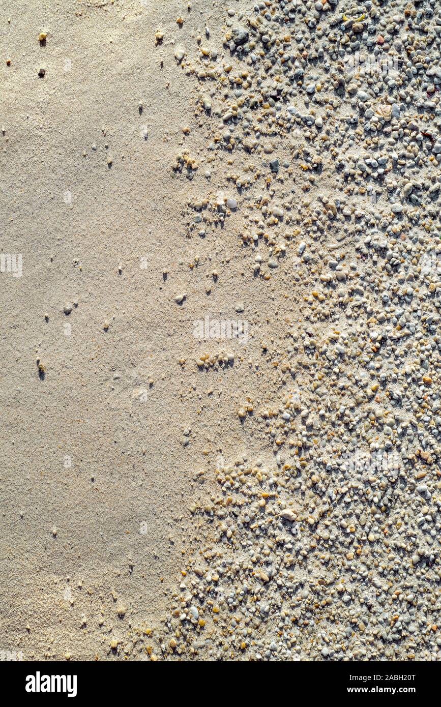 Übergang am Strand von fein bis grob Strand Meer Sand Sand Körner Stockfoto