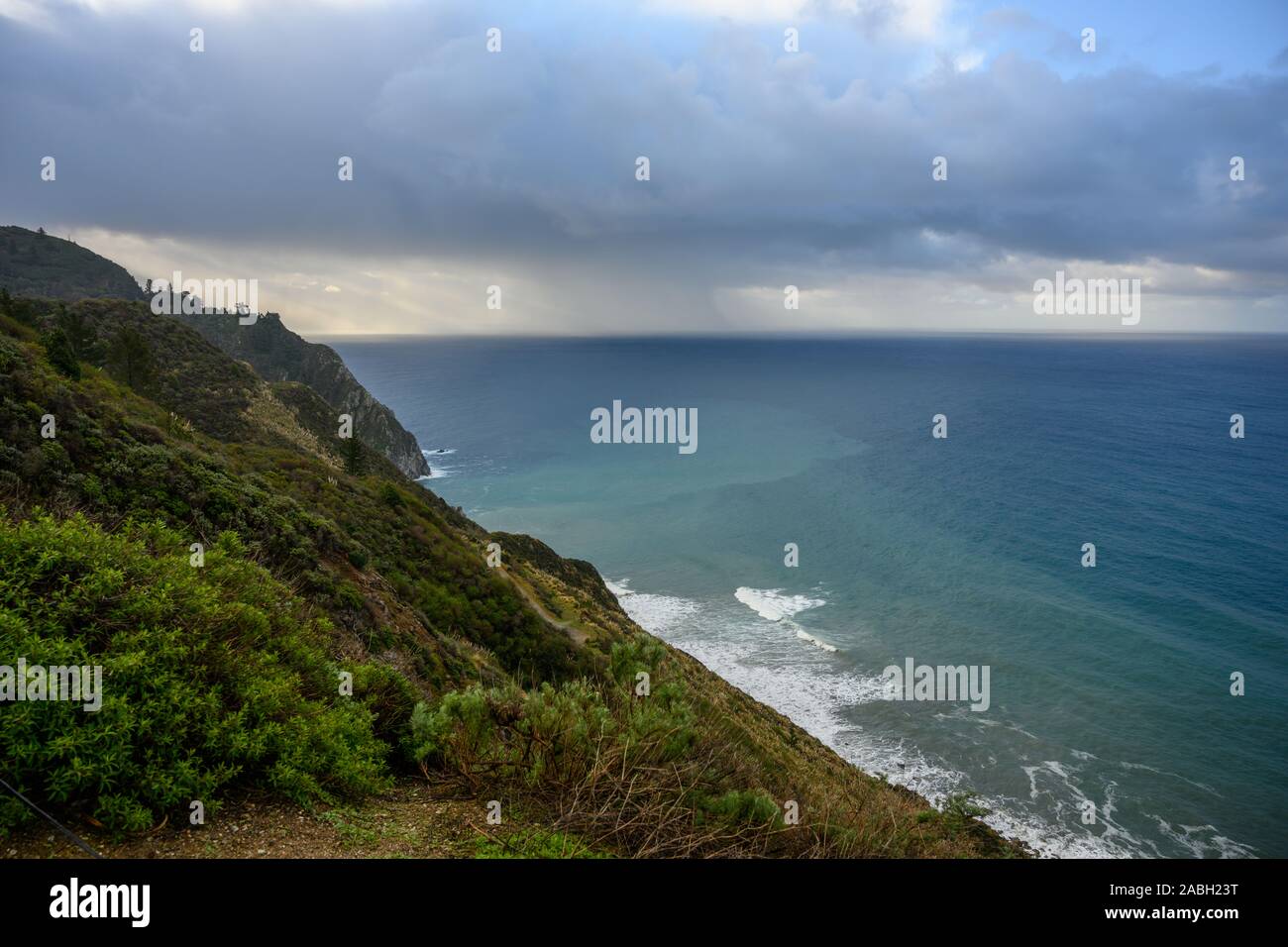 Hoch auf den Klippen der Küste von Big Sur in Kalifornien Stockfoto