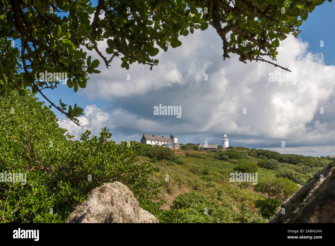 St. Agnes Leuchtturm und Küstenwache Cottages, St. Agnes, Isles of Scilly, Cornwall, England, Großbritannien Stockfoto