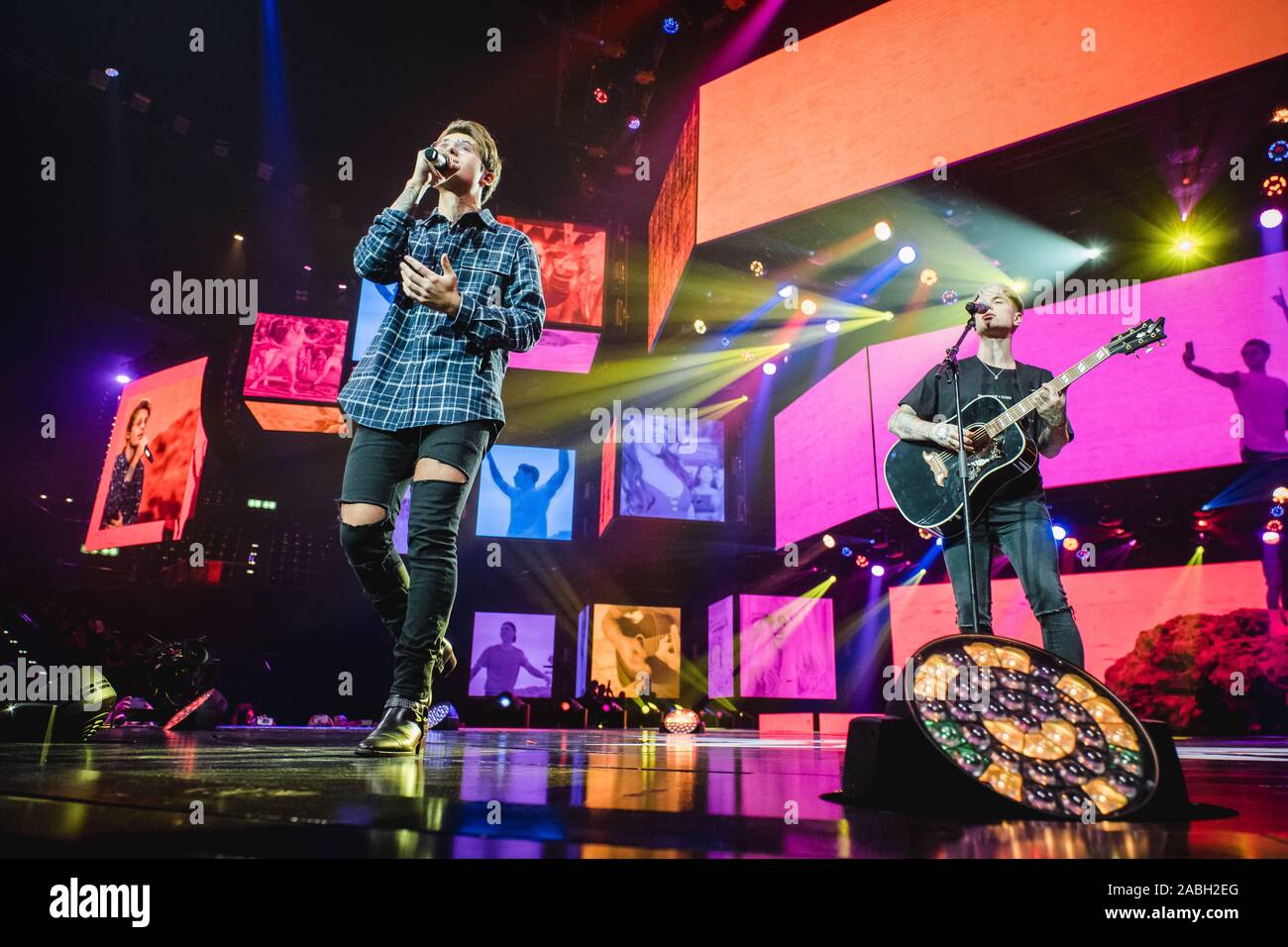 Zürich, Schweiz. 22., November 2019. Die italienischen Pop Duo Benji & Fede führt ein Live Konzert während der Energy Star-Nacht 2019 im Hallenstadion in Zürich. (Foto: Gonzales Foto - Tilman Jentzsch). Stockfoto