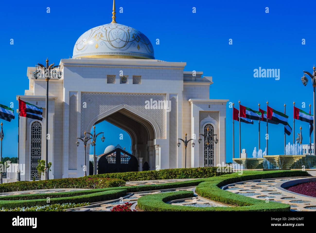 ABU DHABI, VEREINIGTE ARABISCHE EMIRATE - Feb 10, 2019: gate Eintrag auf den Präsidentenpalast in Abu Dhabi, VAE Stockfoto