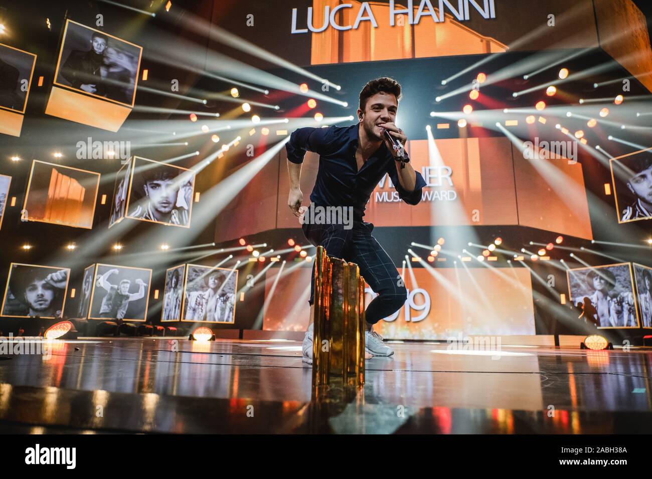 Zürich, Schweiz. 22., November 2019. Der Schweizer Sänger und Songwriter Weine die Energy Music Award 2019 während der Energy Star-Nacht 2019 im Hallenstadion in Zürich. (Foto: Gonzales Foto - Tilman Jentzsch). Stockfoto