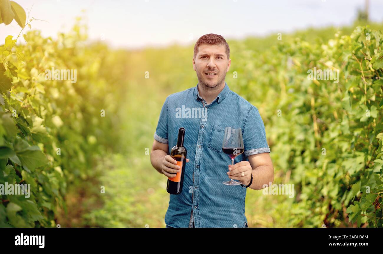 Mann am Weinberg einladende Touristen - Weinproben in einem Weinberg Stockfoto