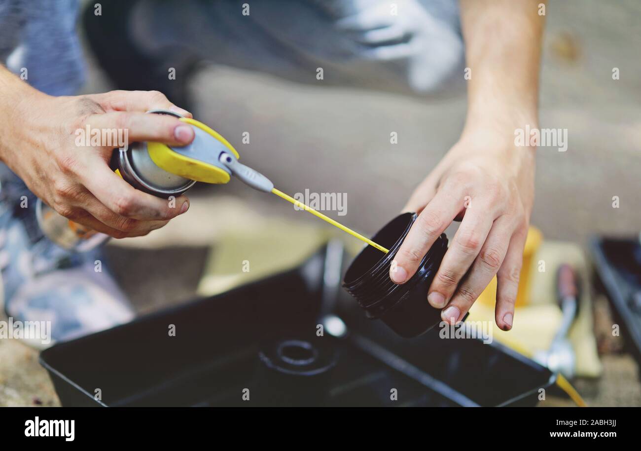Automechaniker mit schmutzigen Händen und Ölfilter. Service Wartung. Stockfoto