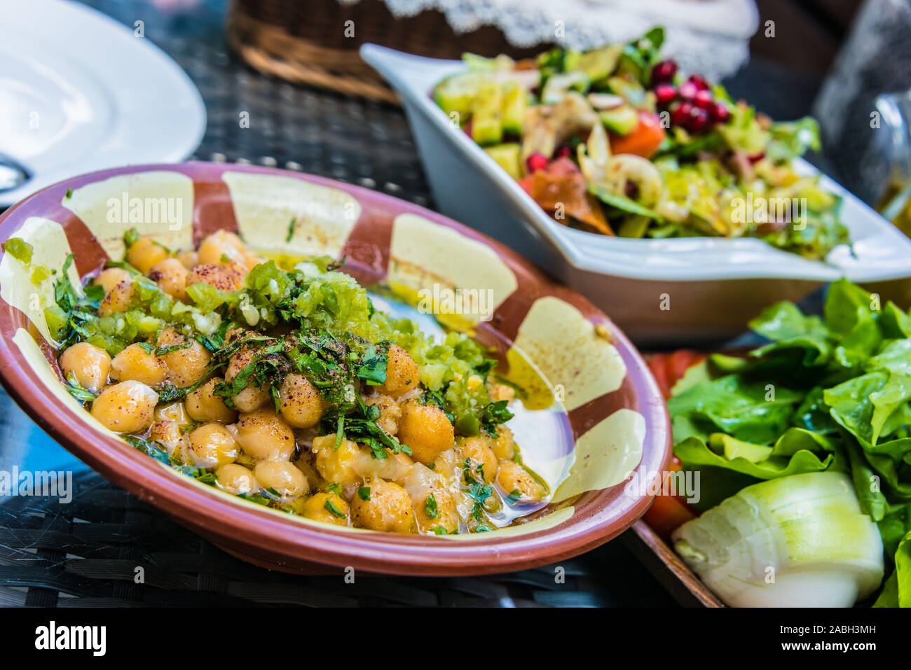 Traditionelle libanesische Küche serviert mit fattoush und kalte Meze. Stockfoto