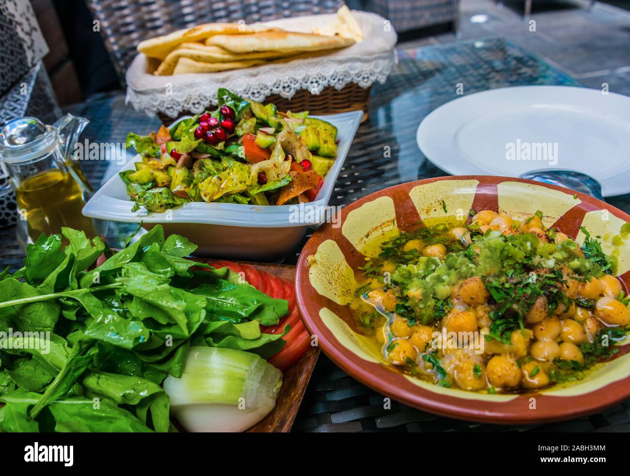 Traditionelle libanesische Küche serviert mit fattoush und kalte Meze. Stockfoto