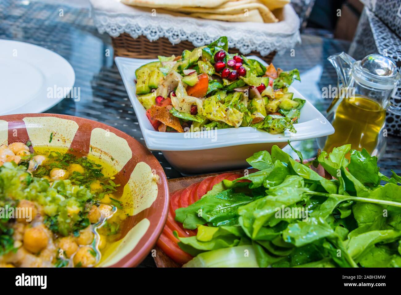 Traditionelle libanesische Küche serviert mit fattoush und kalte Meze. Stockfoto