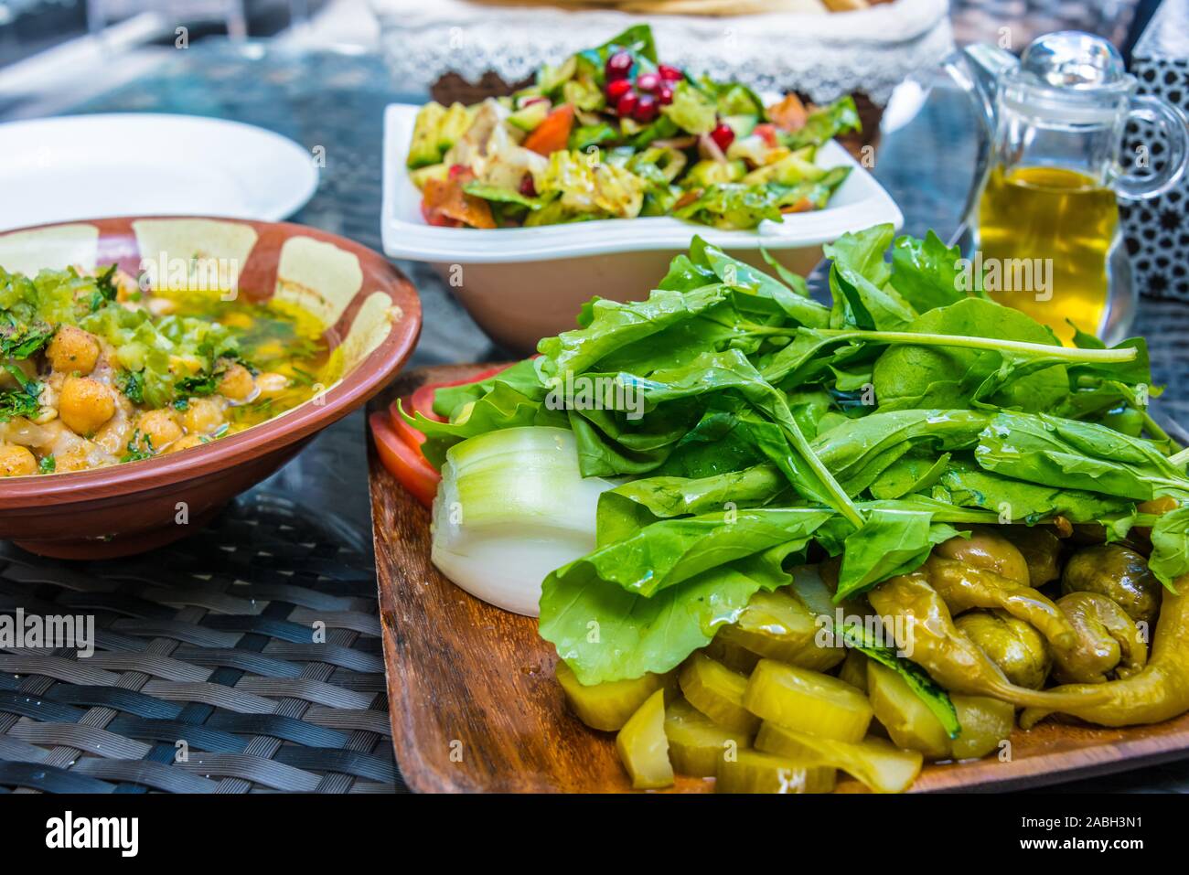 Traditionelle libanesische Küche serviert mit fattoush und kalte Meze. Stockfoto