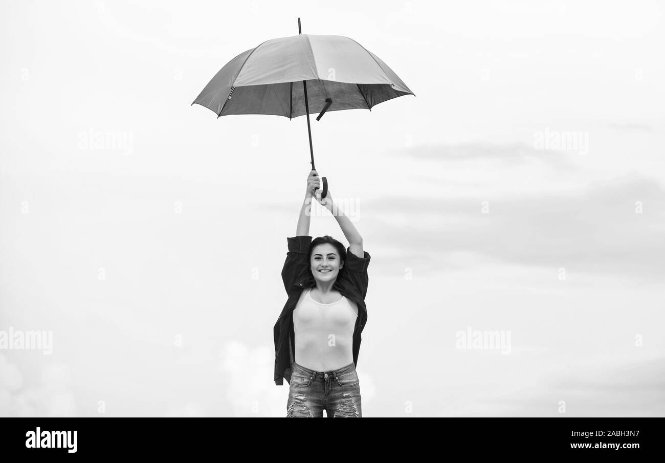 Fallschirm Konzept. Gutes Wetter. Einladende fallen. Hübsche Frau mit bunten Regenschirm. Regenbogen Regenschirm. Regenwetter. Gute Laune. Gute Laune. Aufgeschlossene Person. Mädchen das Gefühl gut Himmel Hintergrund. Stockfoto