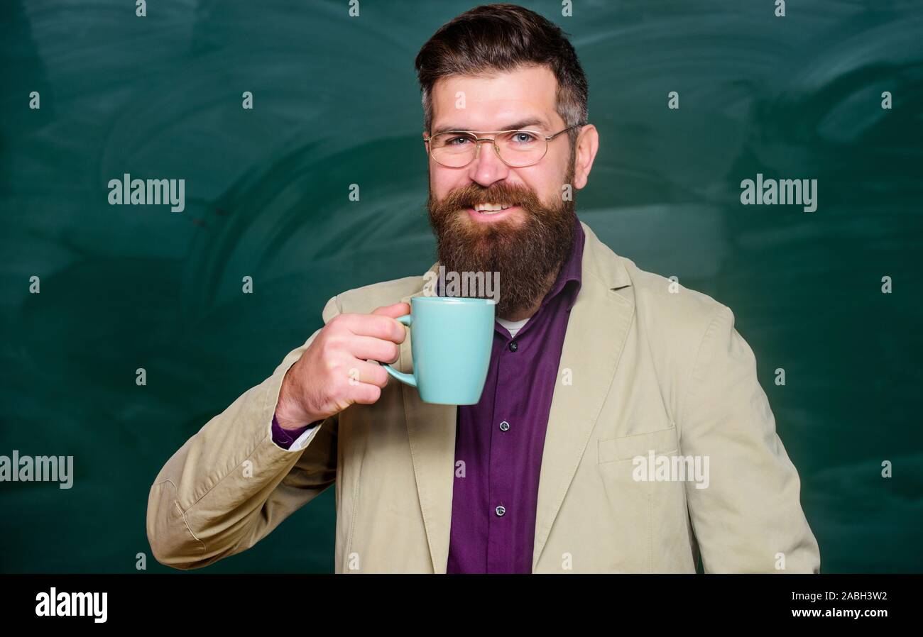 Happy bärtiger Mann trinken Tee in der Schule. für Lektion bereit. reife Lehrerin an der Tafel. In Richtung wissen. Guten Morgen Kaffee. zurück zu Schule. Intelligent. Bildung und Schule Konzept. Stockfoto