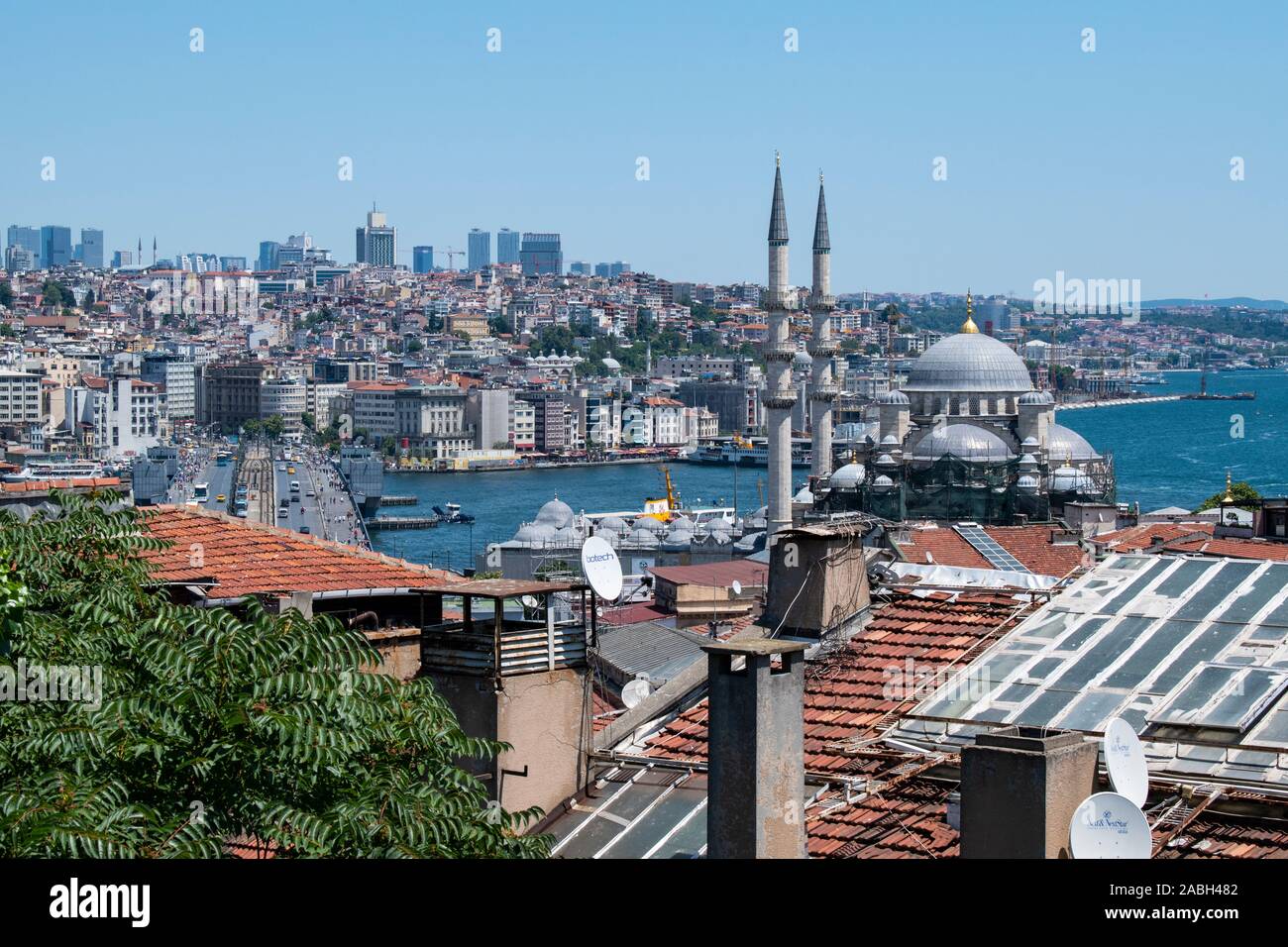 Istanbul: Blick auf die Skyline der Stadt mit ihren Dächern, Moscheen, Minarette und den Bosporus, die Meerenge von Istanbul, vom Basar Bezirk gesehen Stockfoto