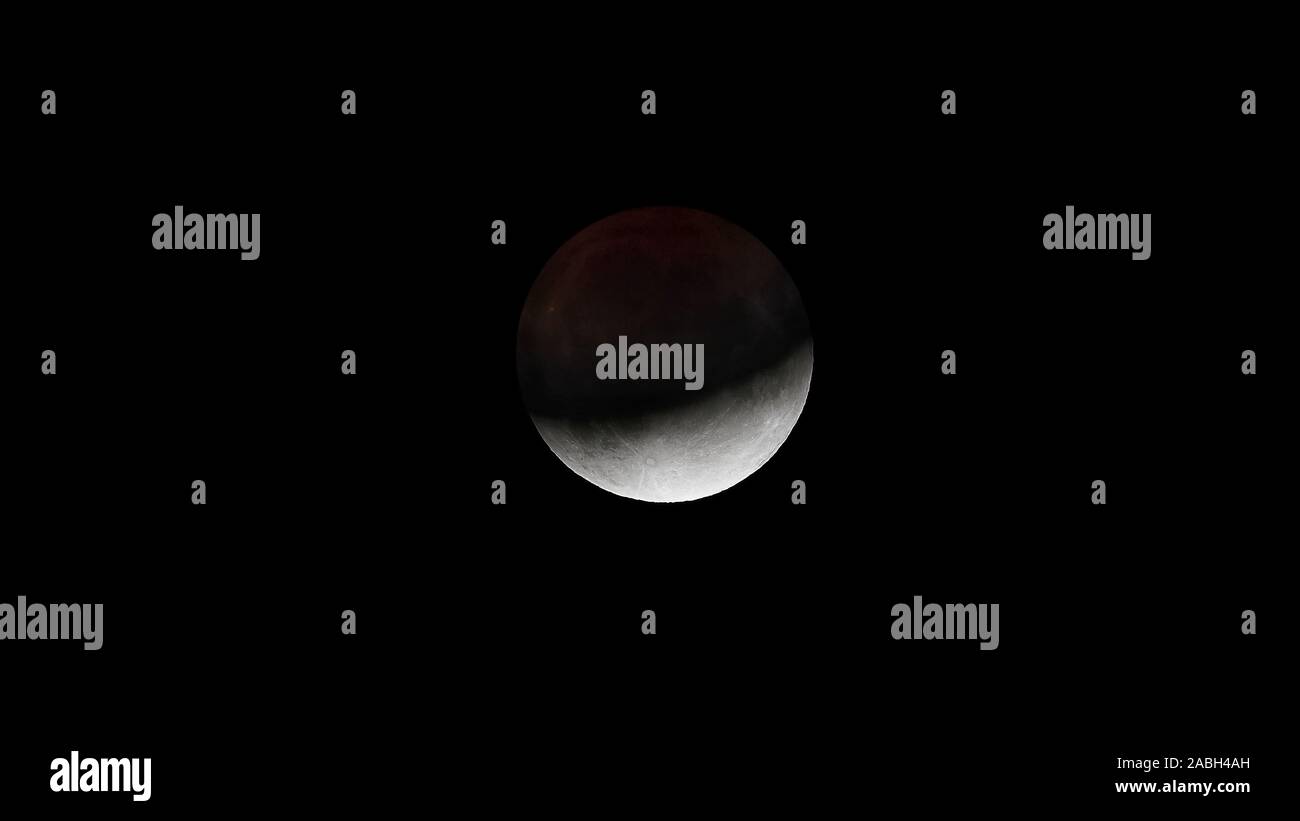 Partielle Mondfinsternis - Leichte rote Restlicht sichtbar auf der überdachten Teil des Mondes Stockfoto