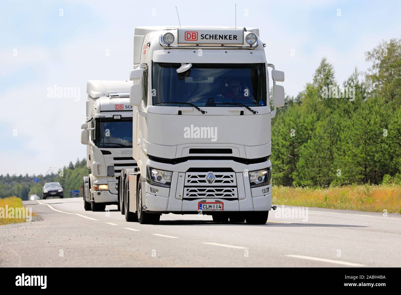 Weiß Renault Trucks T semi Traktor DB Schenker bewegt sich entlang des Highway 25 in den LKW-Verkehr auf der schönen Tag des Sommers. Raasepori, Finnland. Juli 12, 2019. Stockfoto