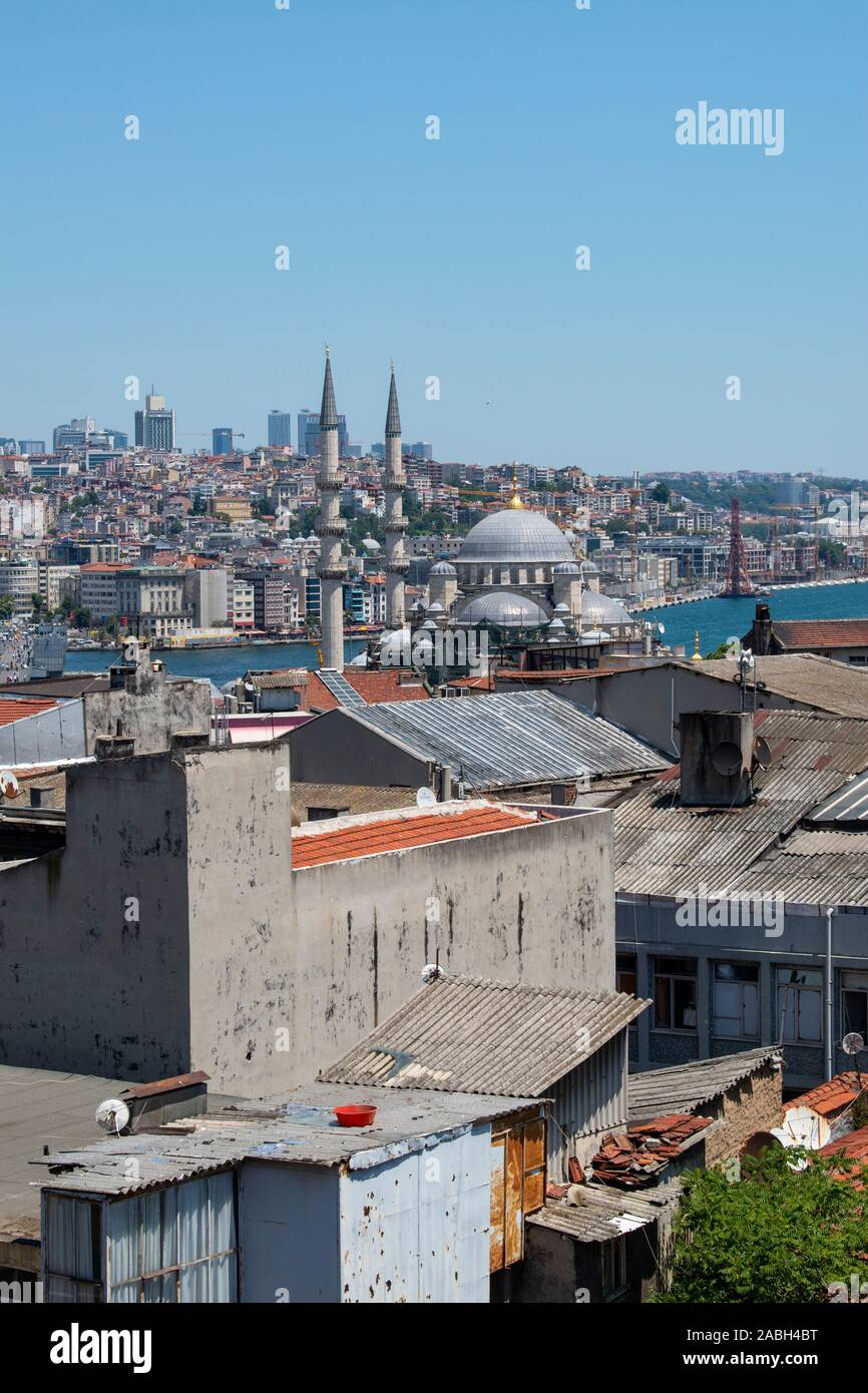 Istanbul: Blick auf die Skyline der Stadt mit ihren Dächern, Moscheen, Minarette und den Bosporus, die Meerenge von Istanbul, vom Basar Bezirk gesehen Stockfoto