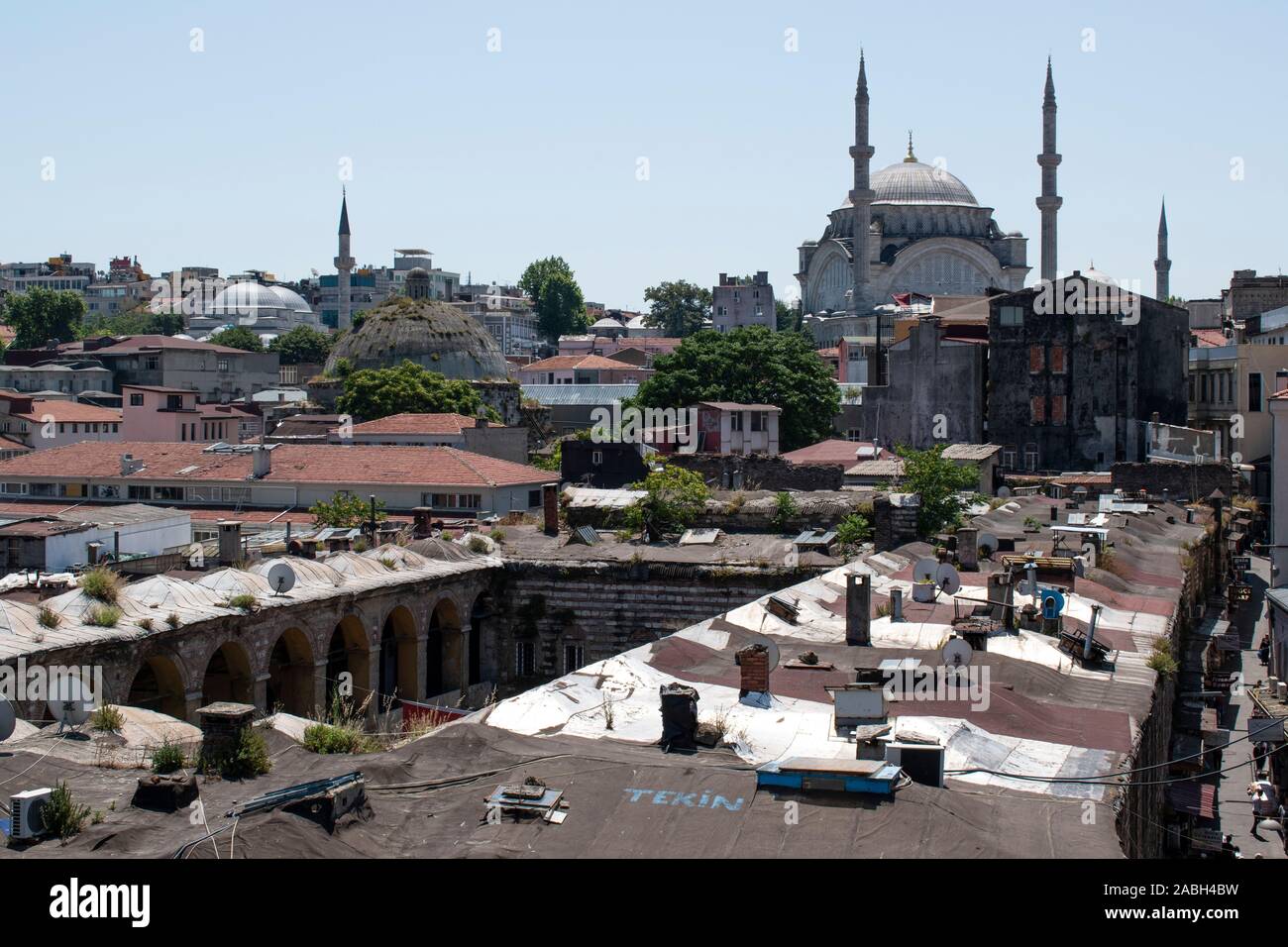 Istanbul: Skyline mit Dächern, Moscheen und Minaretten von Bazar Viertel, das Viertel mit der größten und ältesten überdachten Märkte der Welt Stockfoto