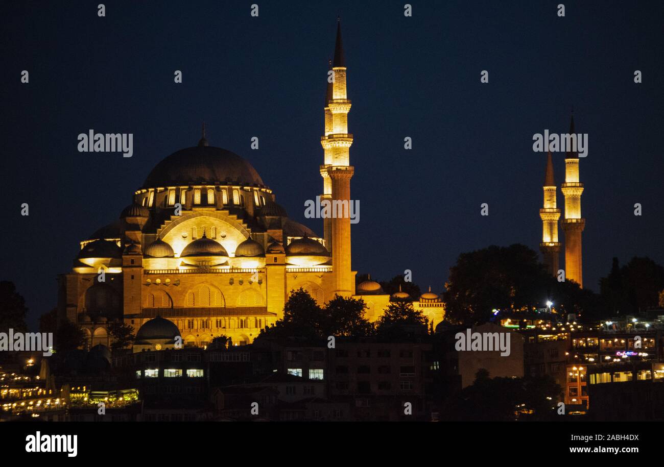 Istanbul: Night Skyline der Stadt mit Blick auf das beleuchtete Süleymaniye-moschee, Ottoman Imperial Moschee von Suleiman dem Prächtigen im Auftrag Stockfoto