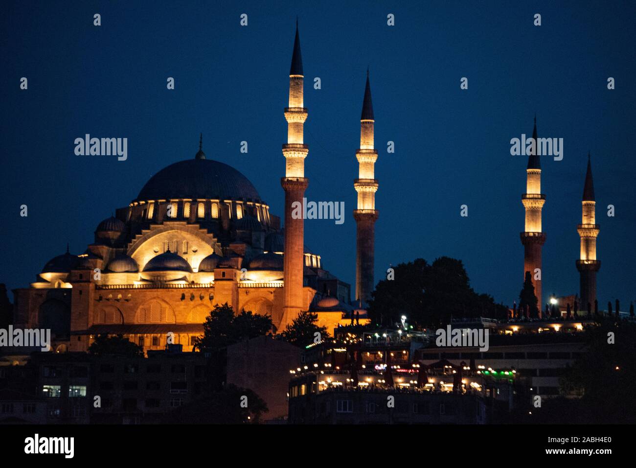 Istanbul: Night Skyline der Stadt mit Blick auf das beleuchtete Süleymaniye-moschee, Ottoman Imperial Moschee von Suleiman dem Prächtigen im Auftrag Stockfoto
