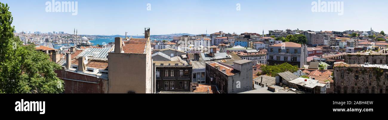 Istanbul: Blick auf die Skyline der Stadt mit ihren Dächern, Moscheen, Minarette und den Bosporus, die Meerenge von Istanbul, vom Basar Bezirk gesehen Stockfoto