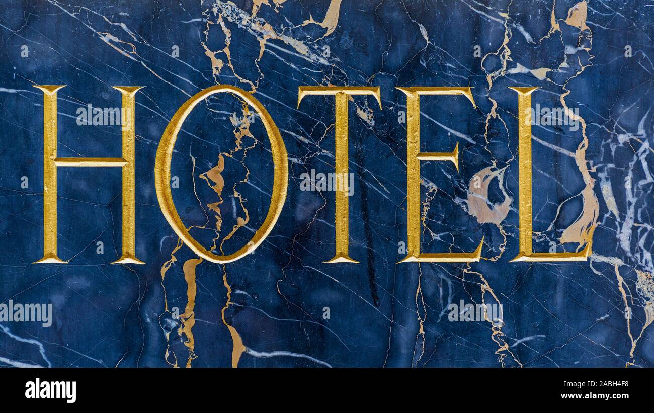 Golden Hotel Schild am luxuriösen Marmor Stein Stockfoto