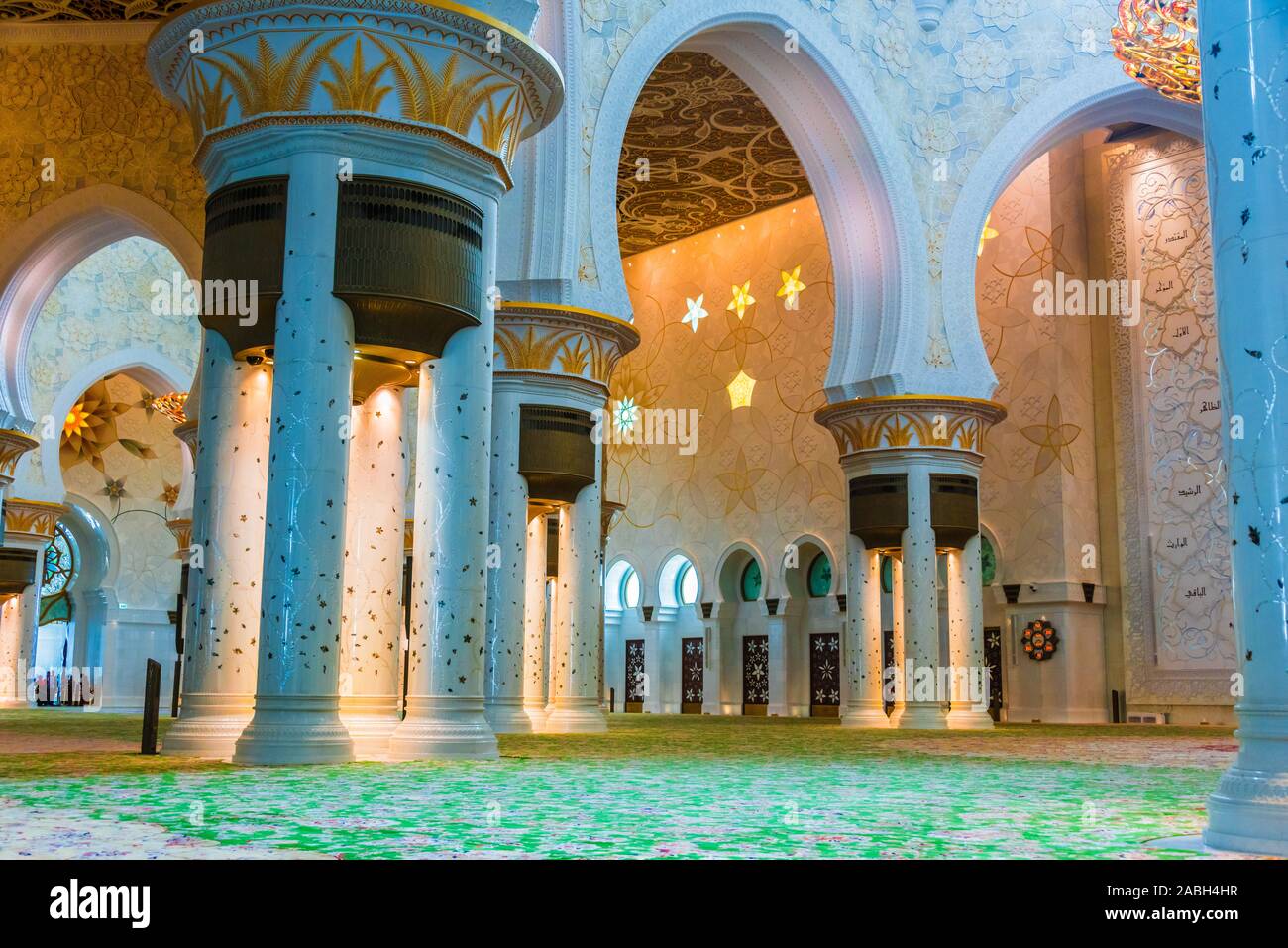 ABU DHABI, VEREINIGTE ARABISCHE EMIRATE - Feb 12, 2019: das Innere der Sheikh Zayed Moschee in Abu Dhabi, Vereinigte Arabische Emirate. Stockfoto