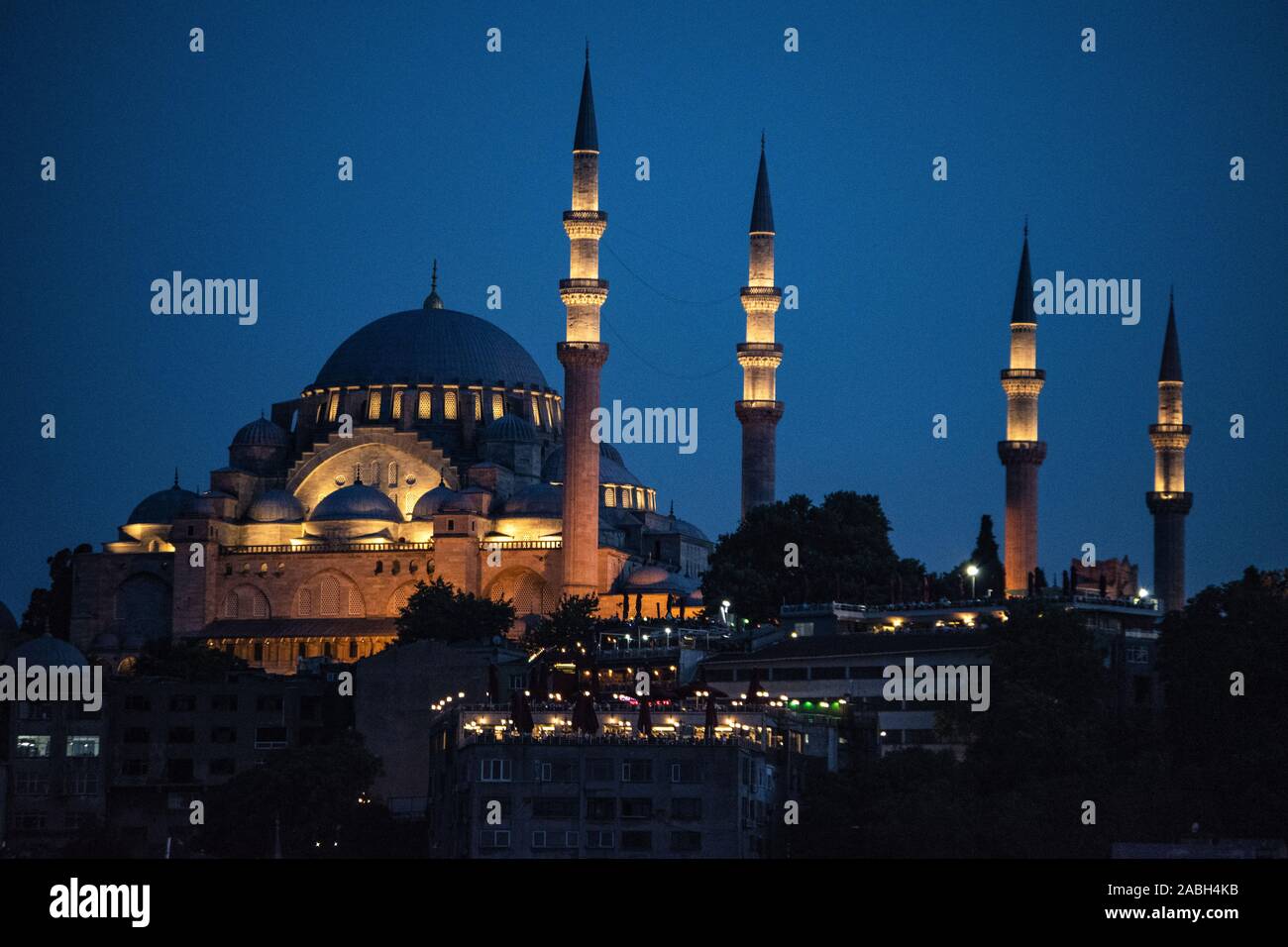 Istanbul: Night Skyline der Stadt mit Blick auf das beleuchtete Süleymaniye-moschee, Ottoman Imperial Moschee von Suleiman dem Prächtigen im Auftrag Stockfoto