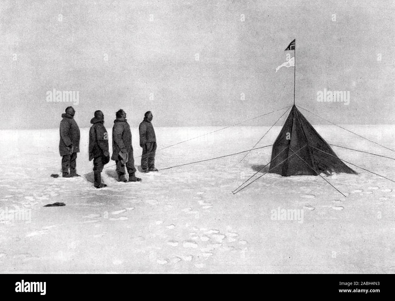 ROALD AMUNDSEN (1872-1928), norwegischer Polarforscher am 'Polheim" das Zelt errichtet am Südpol am 16. Dezember 1911. Von links: Amundsen, Helmer Hanssen, Sverre Hassel, Oscar Wistling. Die norwegische Flagge fliesd über ihr Schiff Fram Stockfoto
