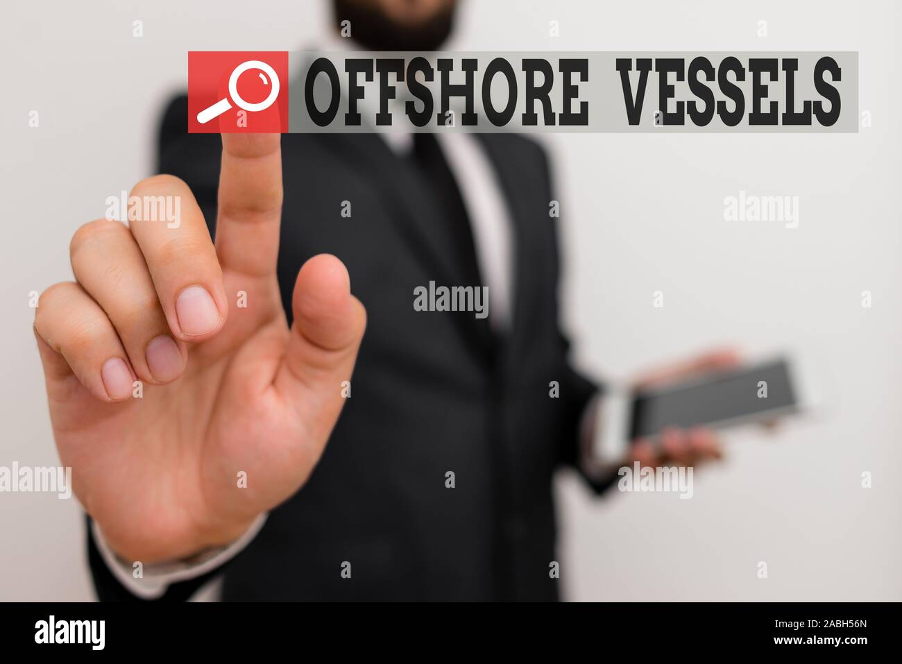 Schreiben Hinweis Übersicht Offshore Schiffe. Business Konzept für gestalteten Schiff offshore Öl- und Gasplattformen männlichen menschlichen Verschleiß formale Arbeit Anzug ho zu liefern Stockfoto