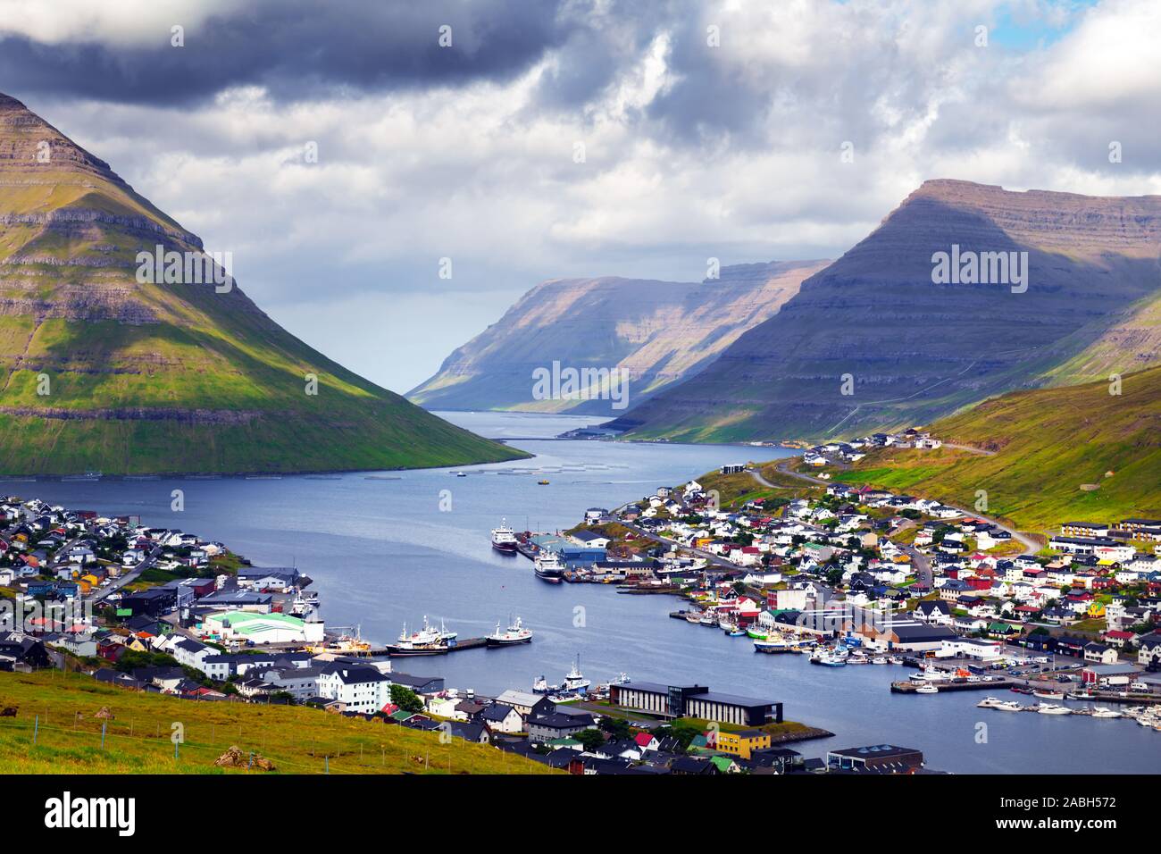 Atemberaubende Stadtbild von klaksvik Stadt mit Fjord und trübe Berge, bordoy Island, Färöer, Dänemark. Landschaftsfotografie Stockfoto