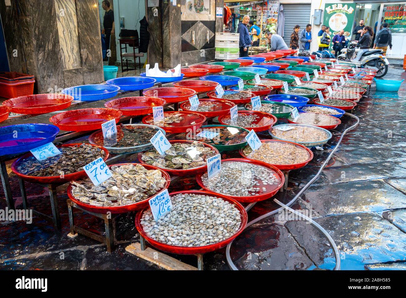 Neapel, Italien - 30.10.2019: Food Market in der Mitte der Straße in Neapel. Bazar. Stockfoto