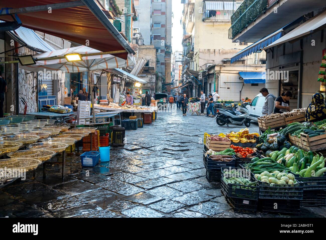 Neapel, Italien - 30.10.2019: Food Market in der Mitte der Straße in Neapel. Bazar. Stockfoto