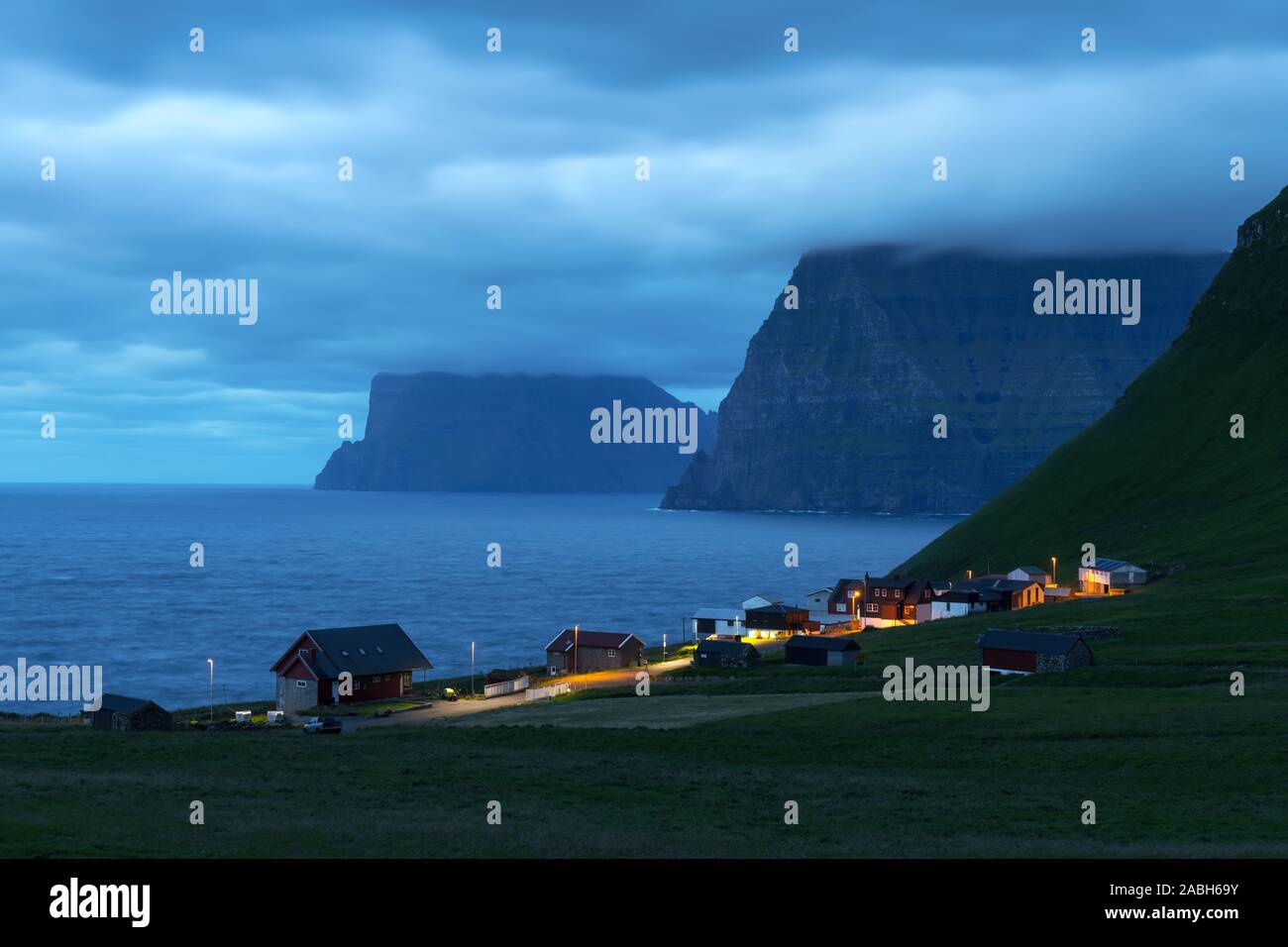 Kleines Dorf in der Nähe von Trollanes Kallur Leuchtturm auf Kalsoy Insel am Abend Zeit, Färöer, Dänemark. Landschaftsfotografie Stockfoto