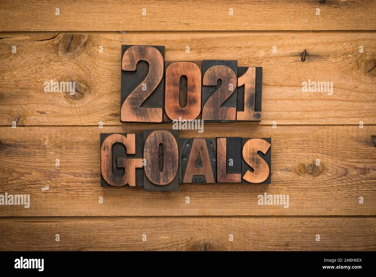 2021 Ziele, Phrase mit Vintage Buchdruck Typ auf rustikalen hölzernen Hintergrund Stockfoto