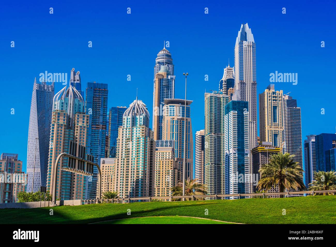 Moderne Architektur der Yachthafen von Dubai, Vereinigte Arabische Emirate. Stockfoto