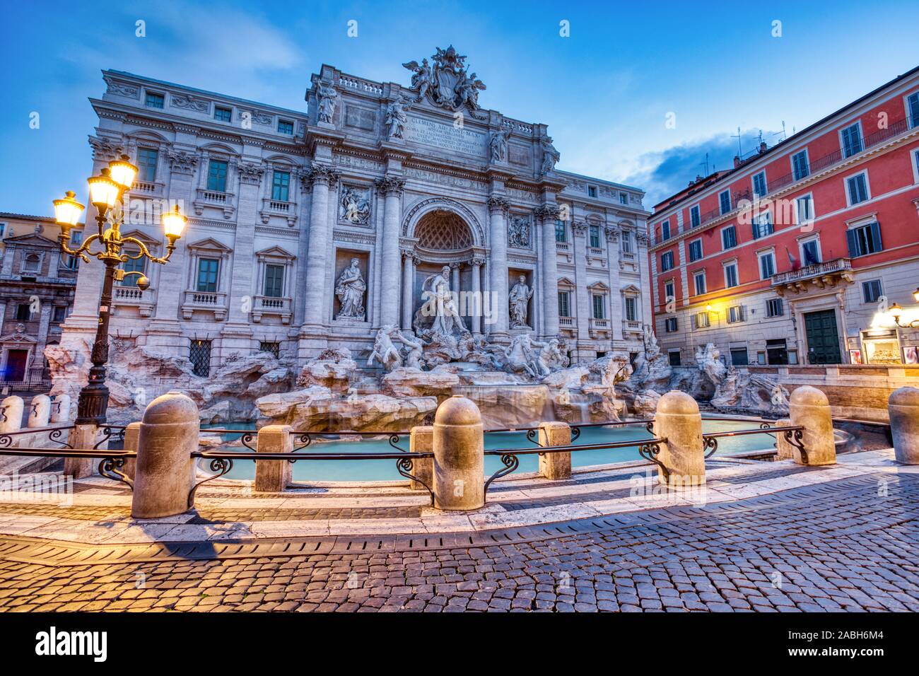 Beleuchtete Piazza Di Spagna, Trevi Brunnen bei Dämmerung, Rom, Italien Schlüsselwörter: Brunnen, Trevi, Rom, Di, Nacht, Europa, Italien, Sehenswürdigkeiten, panoram Stockfoto