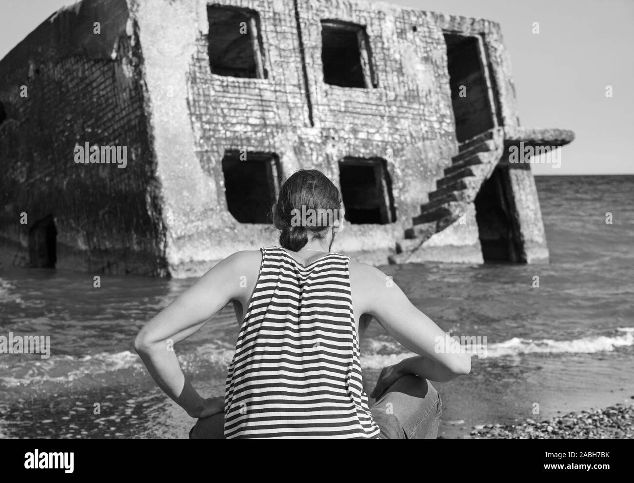Mann sailor Auf der Hintergrund der gebrochenen Haus am Meer. Stockfoto