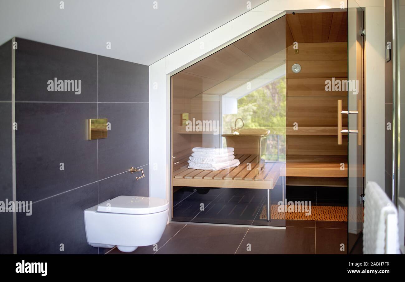 Modernes Bad und Sauna. Moderne Einrichtung Luxus haus Stockfoto