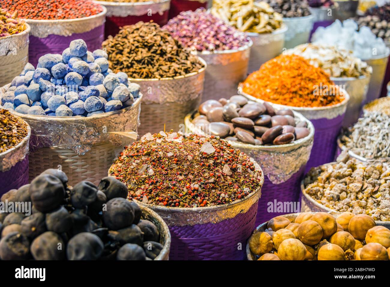 Vielzahl von Gewürzen und Kräutern auf die arabische Straße Marktstand. Spice Souk in Dubai, Vereinigte Arabische Emirate. Stockfoto