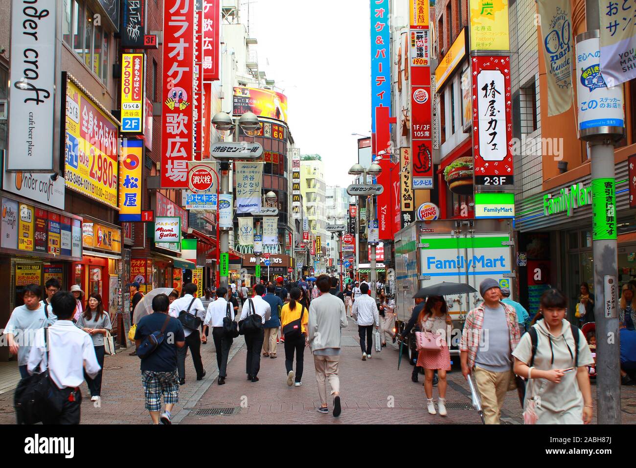 SHIBUYA, Tokio, Japan, 30. Mai 2018: Blick auf das Zentrum Gai (aka Basketball Straße), einer beliebten Straße neben dem Shibuya Crossing in Shibuya, Stockfoto